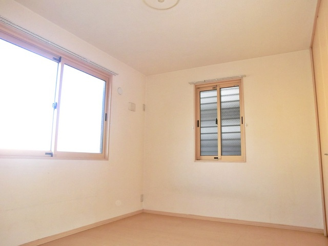 ファミール　Ｂ棟の寝室|二面採光のお部屋です♪