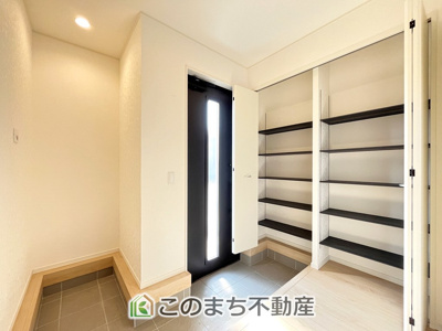 【玄関】 | CRADLEGARDEN小山市東間々田第7　2号棟 | 広々とした玄関スペース♪たくさんの靴を収納できる下駄箱もございます。