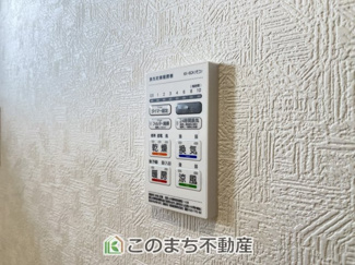 【設備】 | CRADLEGARDEN小山市東間々田第7　2号棟 | 雨の日や湿気の多い梅雨時期など、洗濯物が乾き難い時期に重宝する浴室換気乾燥機。乾燥機能だけではなく、冬場の浴室内の寒暖差を緩和する暖房機能も標準装備。ヒートショック対策に一役買います。