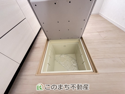 【設備】 | CRADLEGARDEN小山市東間々田第7　2号棟 | 床下収納は意外と容量があり、日常のストックにも大活躍です♪