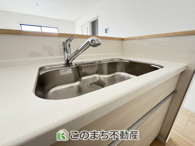 【キッチン】 | CRADLEGARDEN小山市東間々田第7　2号棟 | ビルトイン型浄水器を内蔵したキッチン水栓。お米を研いだり、野菜を洗ったりするときなど用途に応じてワンタッチで浄水に切り替えが可能です。カートリッジ式なので、フィルターを簡単に交換する事が出来ます。