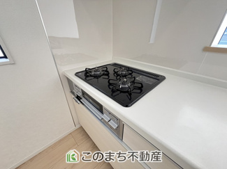 【キッチン】 | CRADLEGARDEN小山市東間々田第7　2号棟 | 三ツ口コンロ採用で、同時調理もスムーズ◎！お料理を並べられるカウンター付きで、配膳・片付けをサポート！リビングで過ごすご家族とコミュニケーションを楽しみながら作業可能です♪