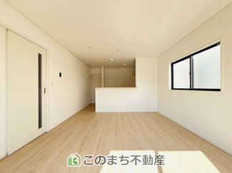 【居間・リビング】 | CRADLEGARDEN小山市東間々田第7　2号棟 | 開放感のある広々としたリビング☆家族みんなでゆったりくつろげます♪
南側から暖かな日差しが差し込みます♪キッチンからリビングの様子がよく見渡せます☆