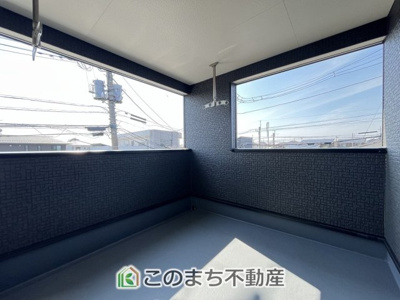 【バルコニー】 | CRADLEGARDEN小山市東間々田第7　2号棟 | 南向きの大型バルコニーは陽当り良好で、たっぷりのお洗濯物もよく乾きます！
さらにインナーバルコニーなので雨の日でも安心してお出かけできますね♪