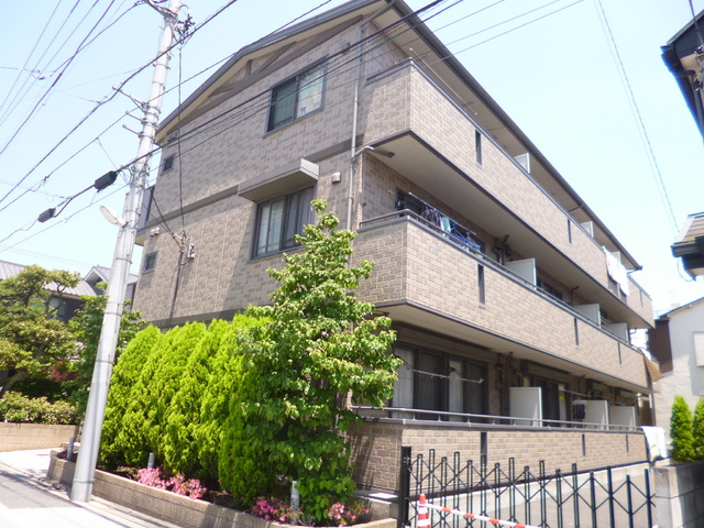 リブェールの外観|3階建ての建物です♪