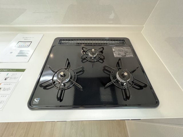 あきる野市上代継　新築戸建全1棟のキッチン|三口ガスコンロ
