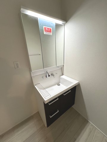 あきる野市上代継　新築戸建全1棟の独立洗面台|三面鏡タイプ洗面化粧台｡鏡の角度を変えることで身だしなみチェックしやすいです｡