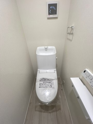 あきる野市上代継　新築戸建全1棟のトイレ|1階温水シャワートイレ