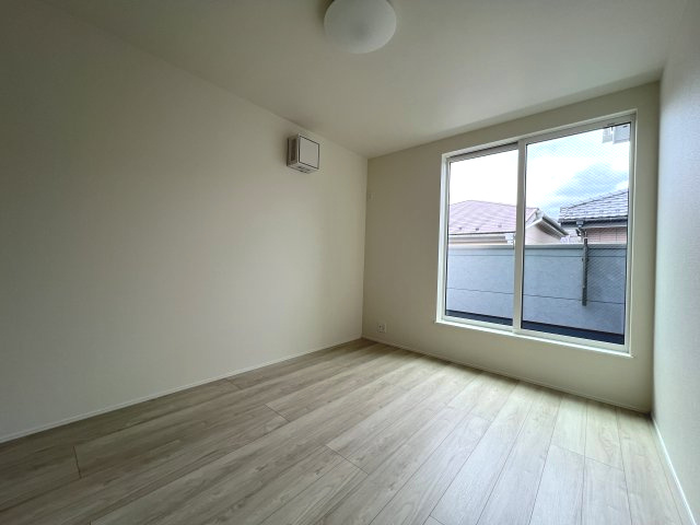 あきる野市上代継　新築戸建全1棟の洋室|【洋室2】6.7帖　バルコニーに面した明るい室内♪