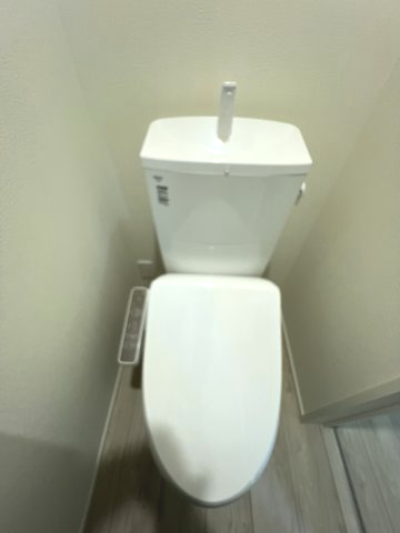 あきる野市上代継　新築戸建全1棟のトイレ|2階温水シャワートイレ