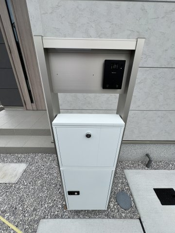 あきる野市上代継　新築戸建全1棟のその他|不在時に荷物を受け取れる便利な宅配BOX付き。