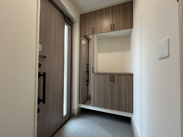 あきる野市上代継　新築戸建全1棟の玄関|お出かけ前の身だしなみチェックに便利な全身ミラー付き☆