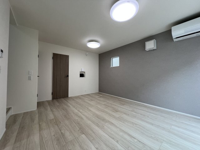 あきる野市上代継　新築戸建全1棟の居間・リビング|アクセントクロスがおしゃれなLDK☆