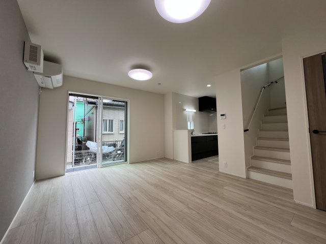 あきる野市上代継　新築戸建全1棟の居間・リビング|外出や帰宅時に必ずリビングを通る動線。顔を合わせる機会が増え、家族のコミュニケーションが充実します。