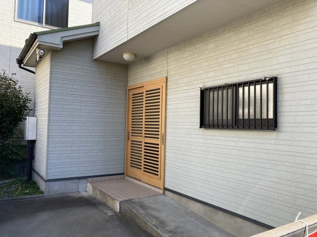 鴻巣市小松４丁目　中古一戸建ての玄関