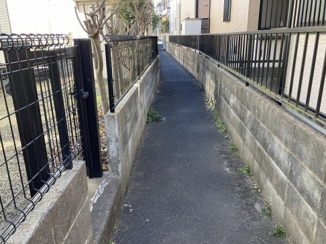 鴻巣市小松４丁目　中古一戸建ての前面道路含む現地写真|南東側の道路（通路）