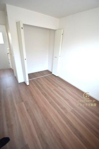 ケイアイフィット　ひたちなか市高場　6期 　1の洋室|折戸を開くと壁面クローゼット。衣類が横一列に並ぶためひと目で洋服が選びやすい！衣類をたくさんお持ちの方もスッキリ片付きます♪
