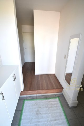 ケイアイフィット　ひたちなか市高場　6期 　1の玄関|たっぷり収納できるシューズボックスで玄関もスッキリ！扉の中は可動棚ですので、靴に合わせて高さを自由に変えることができます。鏡があるのでお出かけ前の身だしなみチェックもできます。