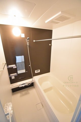 ケイアイフィット　ひたちなか市高場　6期 　1の浴室|浴槽への出入りが安全な低床タイプのユニットバスです。洗い場は滑りにくい速乾床ですので、お子様やご高齢の方にも安心です。自動お湯張りに追焚機能付きのオートバスです。