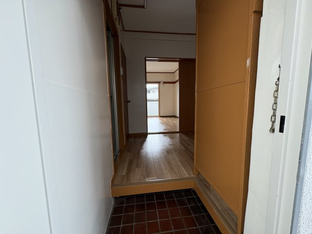 昭島市朝日町４丁目のアパートの玄関