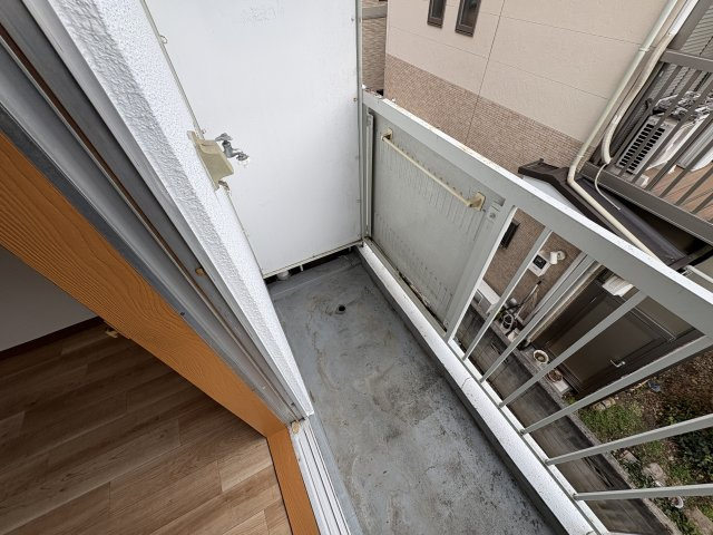 昭島市朝日町４丁目のアパートのバルコニー