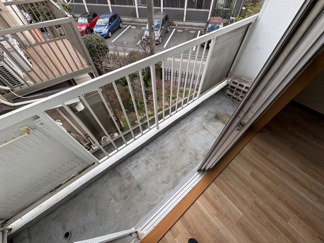昭島市朝日町４丁目のアパートのバルコニー