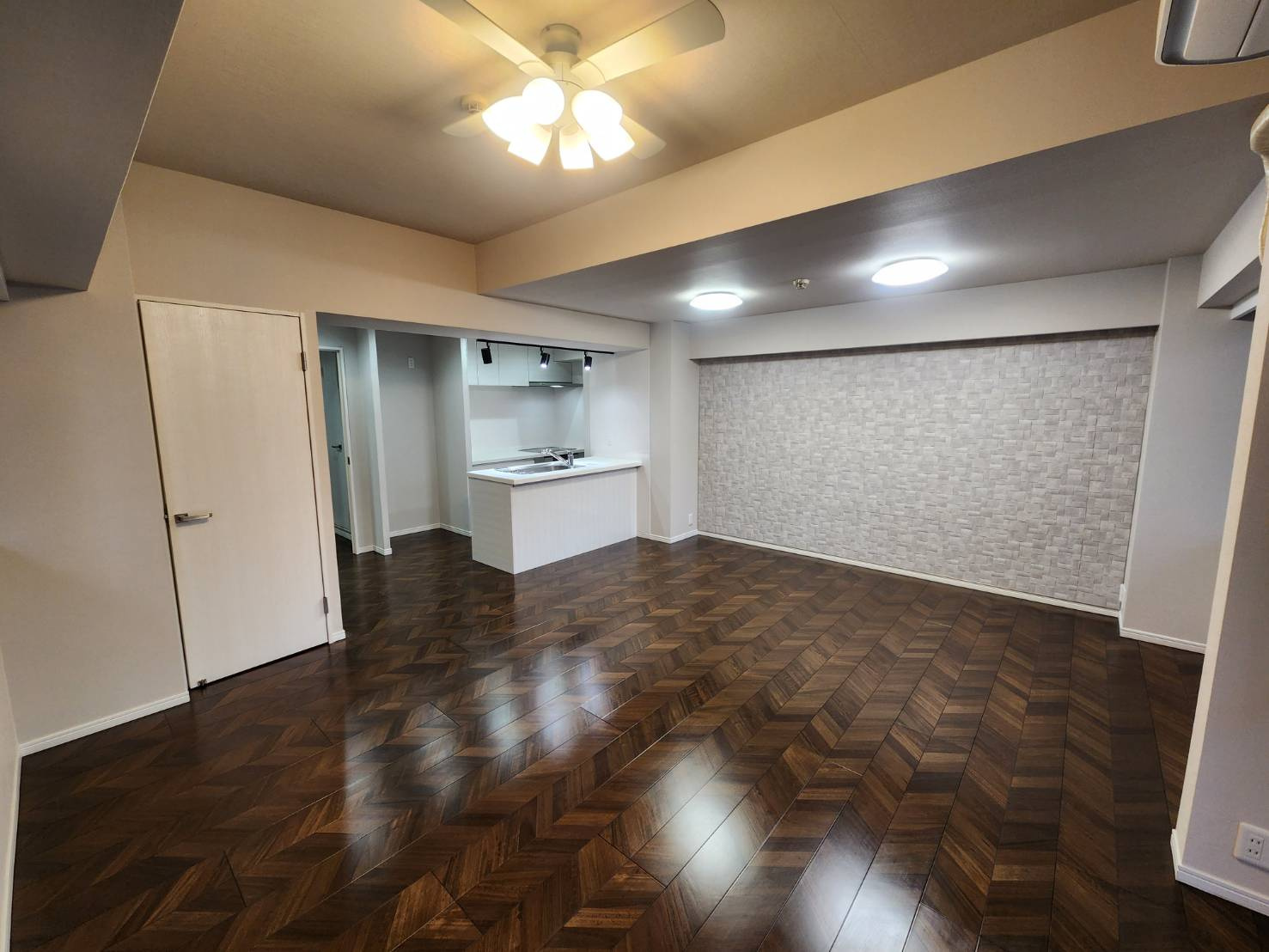 リプレ川口一番街１号棟の居間・リビング|LDK１７帖ありゆったりできます