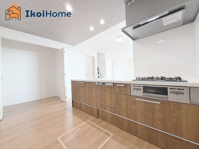 明石市材木町1期　1号棟　新築戸建のキッチン|【ホームページに現地動画掲載中】●年中無休：当日予約可●人気の対面式のキッチンで明るく使いやすです！