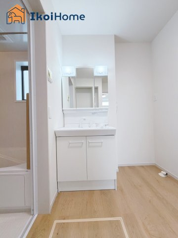 明石市材木町1期　1号棟　新築戸建の洗面所|【ホームページに現地動画掲載中】●年中無休：当日予約可●洗面台はお化粧をする時に便利な3面鏡。