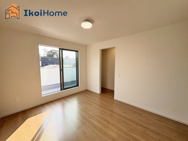 明石市材木町1期　1号棟　新築戸建のバルコニー|【ホームページに現地動画掲載中】●年中無休：当日予約可●こちらの洋室からバルコニーに出ていただけます