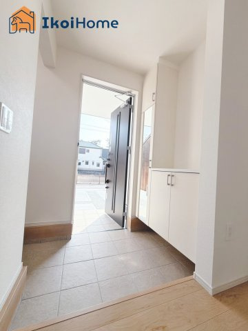 明石市材木町1期　1号棟　新築戸建の玄関|【ホームページに現地動画掲載中】●年中無休：当日予約可●玄関には大きなシューズボックスが完備♪