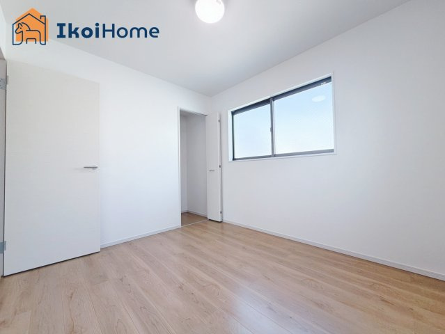 明石市材木町1期　1号棟　新築戸建の寝室|【ホームページに現地動画掲載中】●年中無休：当日予約可●約２万円前後で全窓にカーテンレール設置可能！