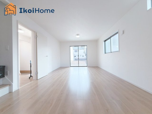 明石市材木町1期　1号棟　新築戸建の居間・リビング|【ホームページに現地動画掲載中】●年中無休：当日予約可●白基調のお洒落な内装になっております！