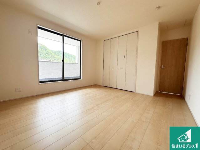 赤穂市南野中　第6期　新築一戸建ての洋室|寝室は心地よい眠りについてもらいたくて、シンプルかつ開放的な空間な設計にしています！大きな窓から差し込む日が心地いいです♪