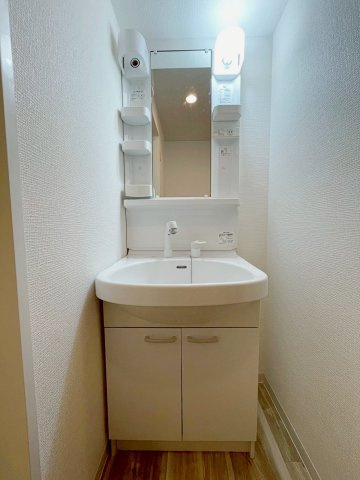 アイファースト清荒神の洗面所|※同建物の類似写真となります。明るい洗面所です