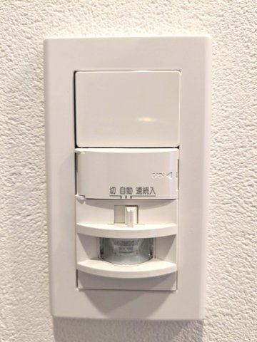 LUMIEC un 入谷の設備|人感センサー付玄関ライトです