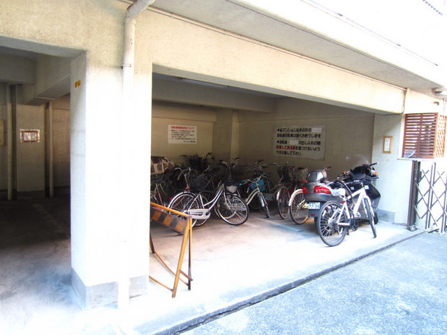 古澤マンションのその他共用部分|建物１Ｆ奥に駐輪場有ります♪