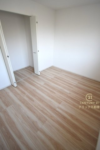 ケイアイフィット　ひたちなか市高場　6期 　2の洋室|折戸を開くと壁面クローゼット。衣類が横一列に並ぶためひと目で洋服が選びやすい！衣類をたくさんお持ちの方もスッキリ片付きます♪