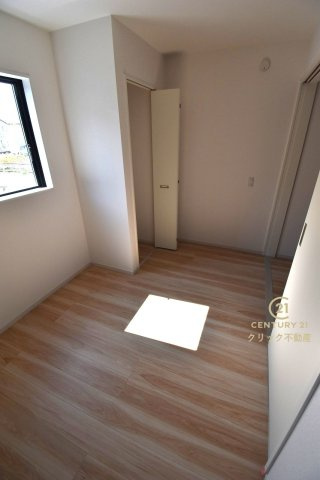 ケイアイフィット　ひたちなか市高場　6期 　2の洋室|1階洋室です。リビングとの間の引き戸を閉めて在宅ワークに、開放してキッズスペースに、など自由に空間を分けて使えます。収納も配備されております。