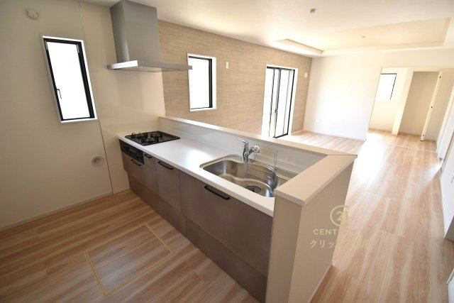 ケイアイフィット　ひたちなか市高場　6期 　2のキッチン|キッチンからリビング全体が見渡せます。料理を作ることも、後片付けも、家族皆でまるごと楽しんでしまいましょう！会話がはずむ対面キッチンです。