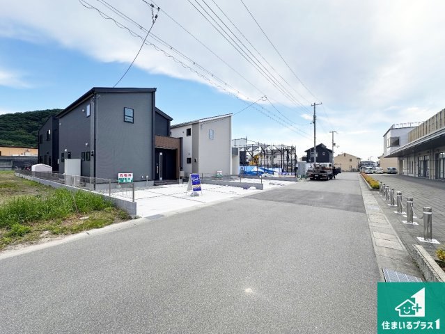 赤穂市南野中　第6期　新築一戸建ての前面道路含む現地写真|周辺は閑静な住宅街！前面道路広々で車の出し入れも便利です。駐車が苦手な方でも安心して車庫入れできます！