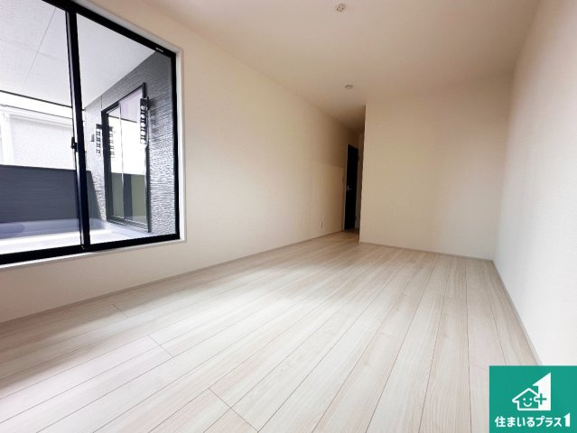 赤穂市南野中　第6期　新築一戸建ての洋室|寝室は心地よい眠りについてもらいたくて、シンプルかつ開放的な空間な設計にしています！大きな窓から差し込む日が心地いいです♪