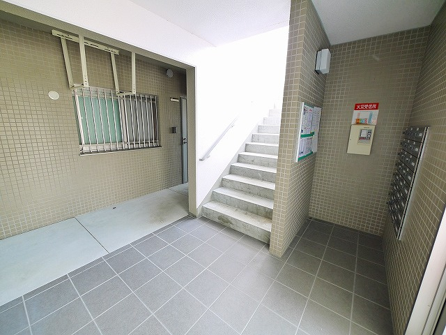 Hale学園前のエントランス|建物の内部です