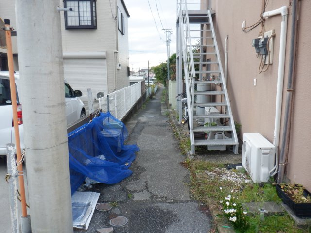三軒町 中古戸建ての前面道路含む現地写真