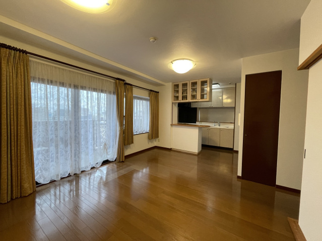 アーバンパレス諏訪野II【キャッシュバック対象物件】の居間・リビング|ゆったり過ごせるリビングです