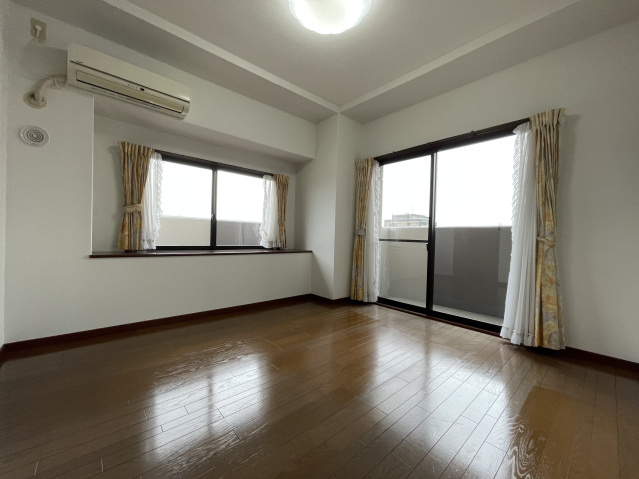 アーバンパレス諏訪野II【キャッシュバック対象物件】の洋室|使い勝手のいい洋室です