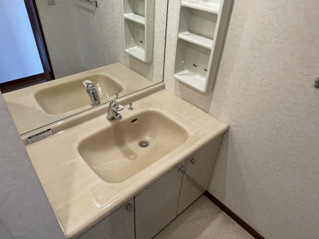 アーバンパレス諏訪野II【キャッシュバック対象物件】の洗面所|広い洗面スペース