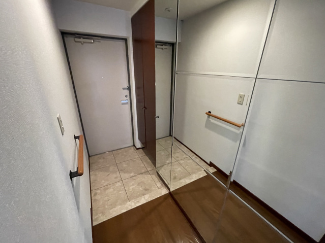 アーバンパレス諏訪野II【キャッシュバック対象物件】の玄関|シンプルで使いやすい玄関です