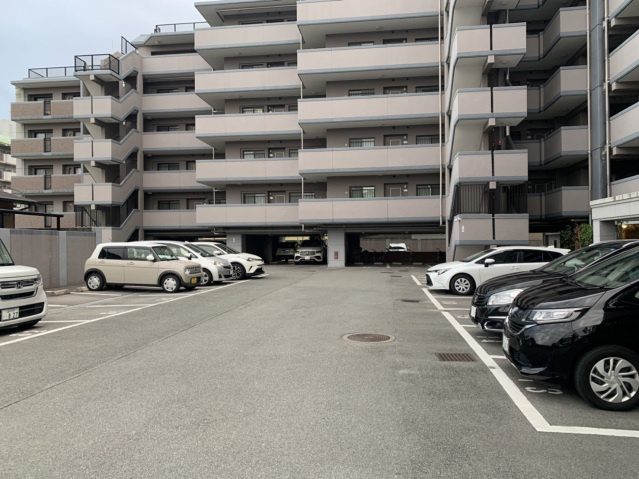 アーバンパレス諏訪野II【キャッシュバック対象物件】の駐車場|駐車スペースもあります