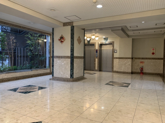 アーバンパレス諏訪野II【キャッシュバック対象物件】のロビー|落ち着いたロビーです